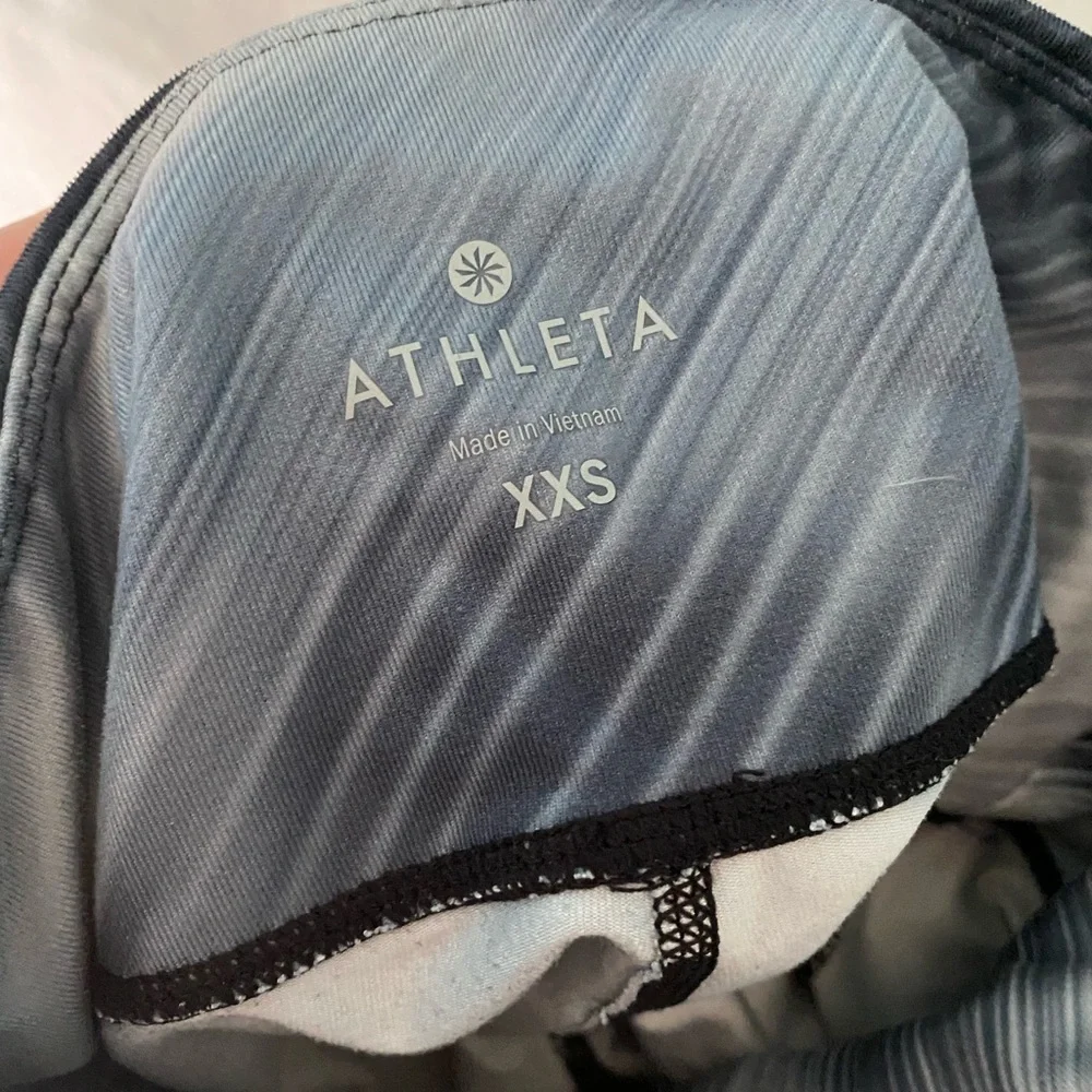 Athleta leggings with front inside hidden stash pocket. - Picture 11 of 11